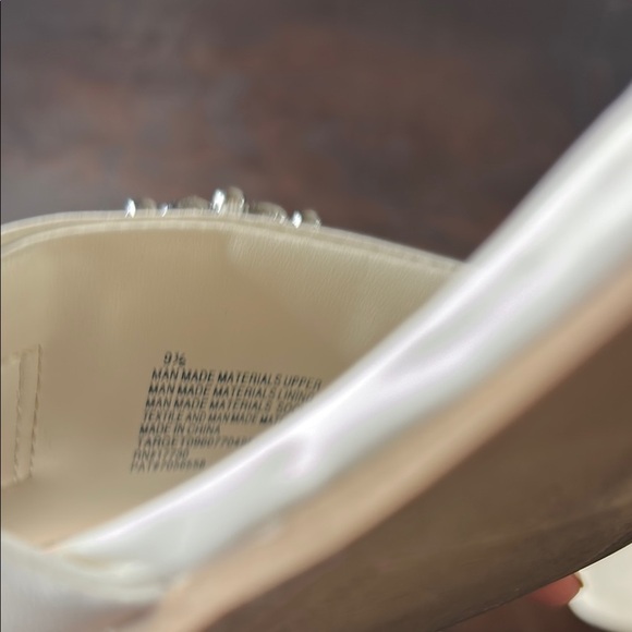 a new day Cream Sandals with Elegant Rhinestone Detail Sz 9.5 - Picture 4 of 11